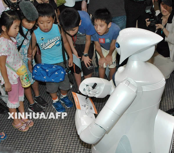 日本丰田公司展示厅请机器人做导游--临海新
