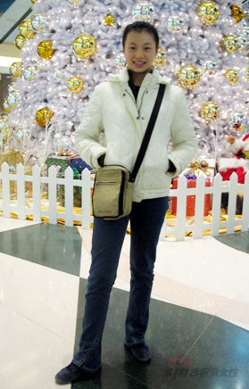 <em>牛仔裤</em>尽显<em>美眉</em>的修长双腿