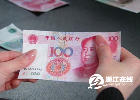 不放心,要求再换一张,陈先生又给司机换了一张100元人民币,还是不行