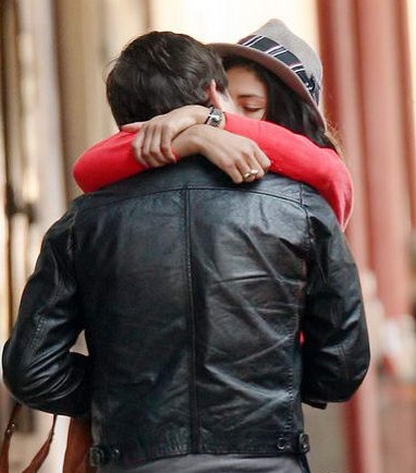 《<em>绯闻女孩</em>》男星街头<em>湿吻</em> 激情过度拭口水--临