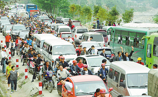 步行10公里来到北川老县城 我代你们献上一束