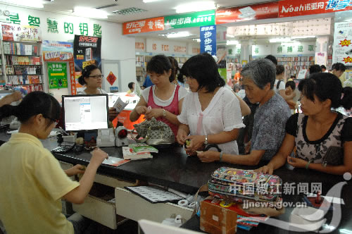 椒江新华书店促销活动吸引了众多学生和家长-