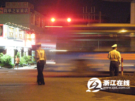 杭州交警夜间 找茬 福特车5次违章当场被扣--临