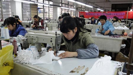 辖区内的60多名缝纫女工大显身手,以缝纫技能大比武这个方式迎搅俸