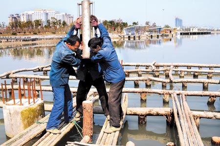 几位工人正忙着打木桩