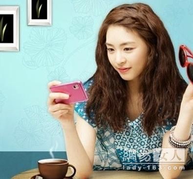 韩国女星都爱刘海小辫 金泰熙俏皮李延熙甜美-