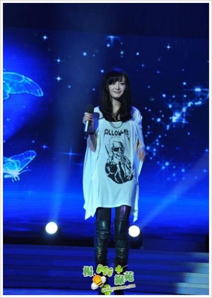 微博红人大黑马杨幂最新搭配秀--临海新闻网