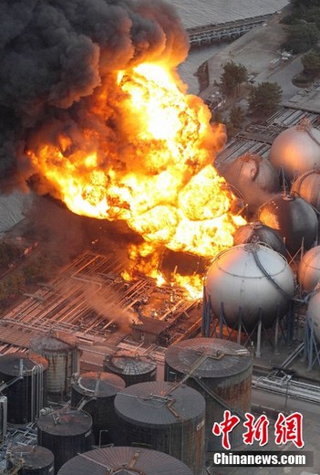 日本千叶县炼油厂大火燃烧10天后终于被扑灭