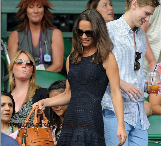 凯特王妃<em>妹妹琵琶</em>与前男友看球赛引轰动 胸罩