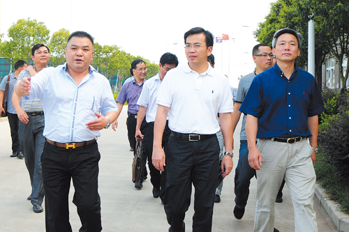 8月3日下午,市委副书记,市长蒋冰风到省化学原料药基地临海园区