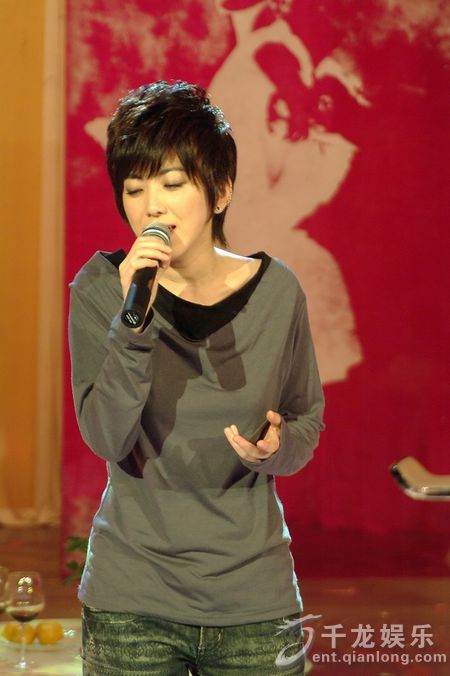 《<em>天下女人</em>》揭秘<em>快女三强</em>:总有一束光 因我而