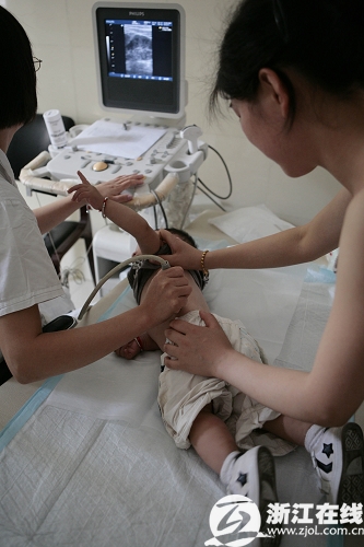孩子接受b超检查.