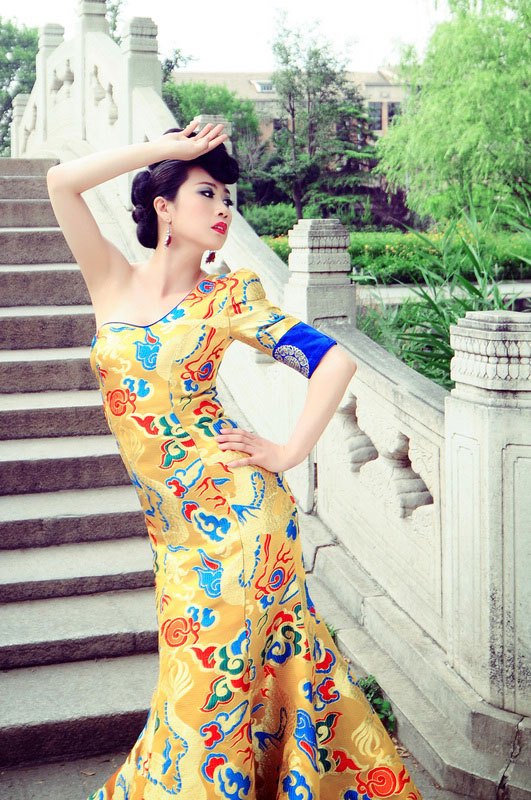 芙蓉姐姐龙袍写真叫板范冰冰 遇潜规则坚决拒绝坚持自我