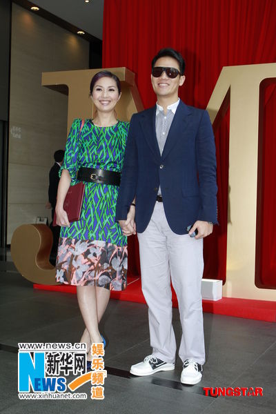 杨千嬅携夫出席婚礼 吴君如不办婚礼替朋友省礼金