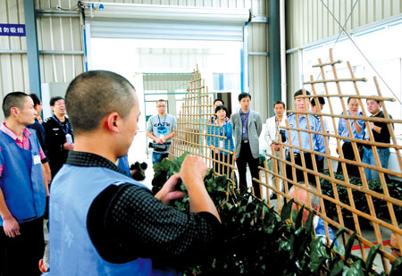临海新闻网 临海摄影 作家们听取市看守所负责人介绍市看守所的