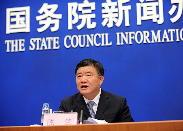 图为卫生部部长陈竺介绍有关情况.